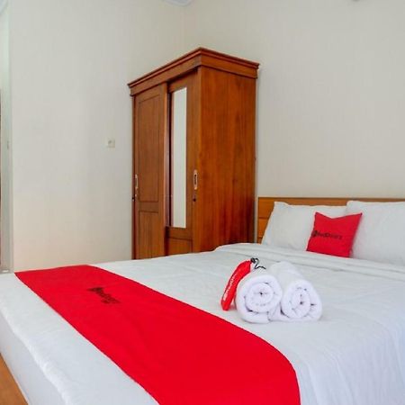 RedDoorz near Mertasari Beach Denpasa Buitenkant foto